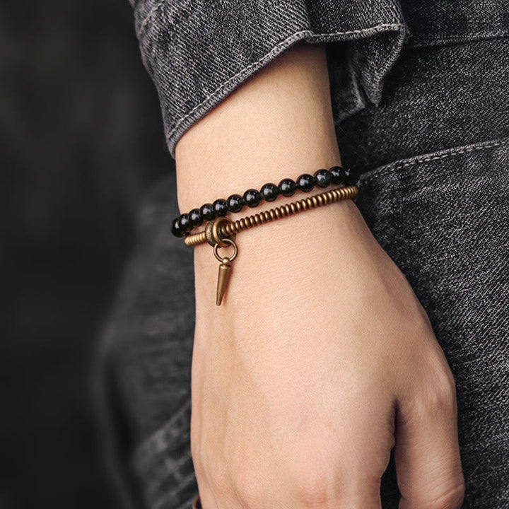Armband Obsidian Kupfer schwarze Perlen mit Kupferverzierung am Handgelenk getragen