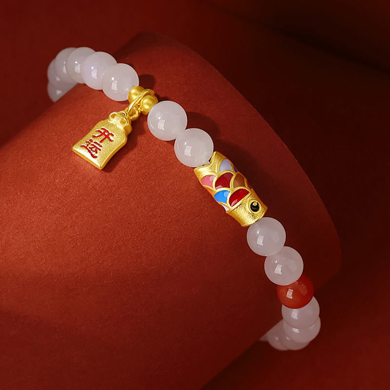 Armband mit weißer Jade, goldenem Koi Fisch Charm und roten Perlen
