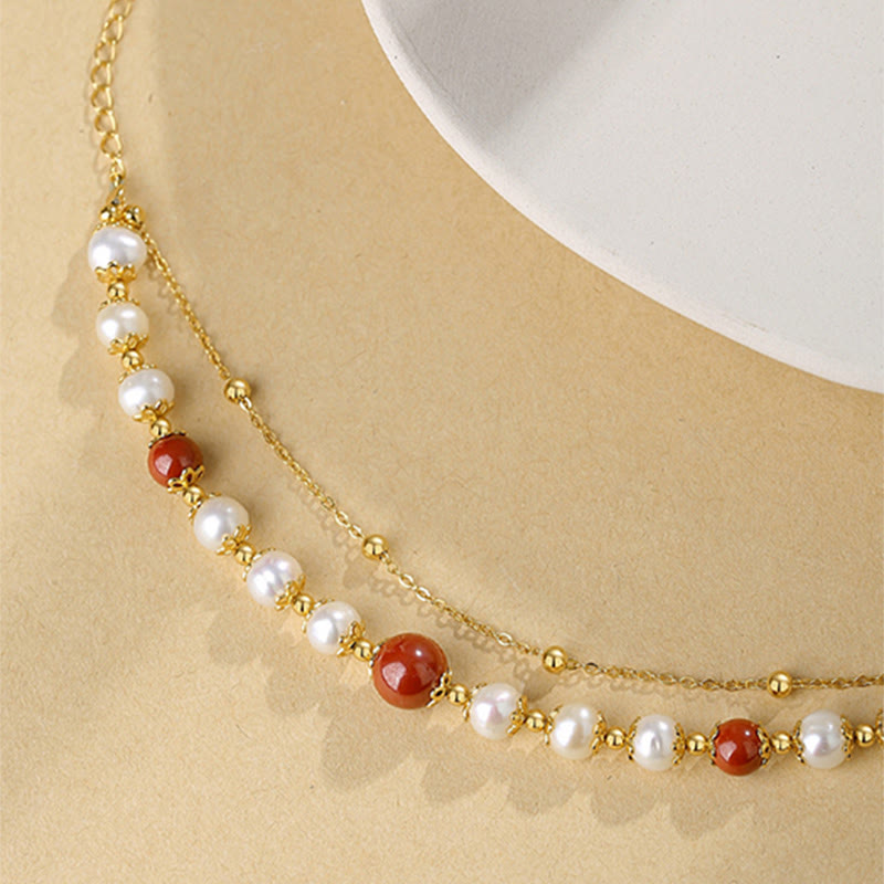 Elegantes Armband mit Perlen und roten Steinen, gold Kettchen.