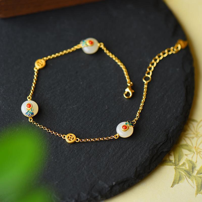 Armband Weiße Jade Kupfer mit goldener Kette elegant präsentiert