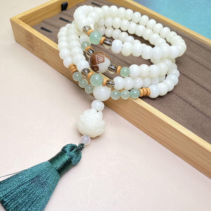 Weiße Jade Mala mit grünem Quarz Anhänger und Seidentroddel Flat Lay