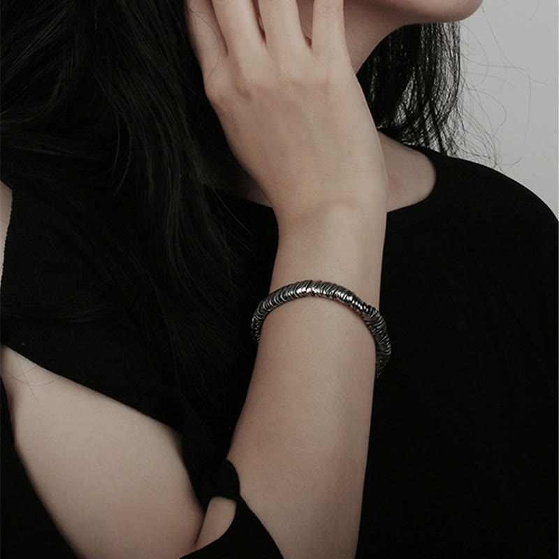 Silbernes Armband 925 mit strukturiertem Design am Handgelenk getragen