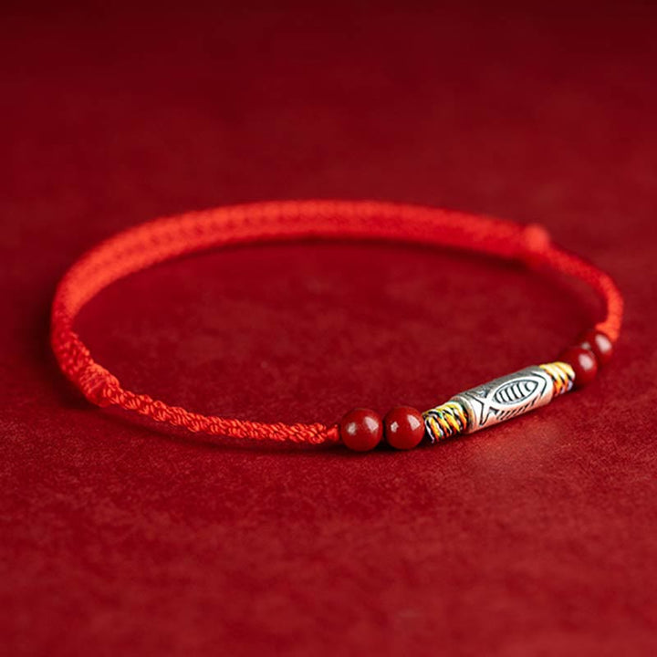 Rotes Armband mit Silber-Koi-Fisch-Anhänger elegantes Design