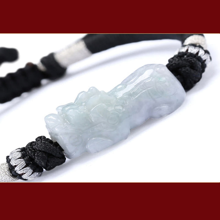 Jade Pixiu Armband mit schwarzem Seil elegant am Handgelenk präsentiert
