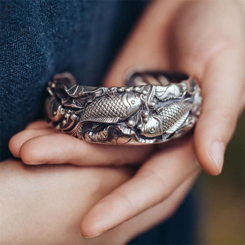 Armband Koi Fisch – Glück & Wohlstand Balance silberfarben detailliert Hand getragen.