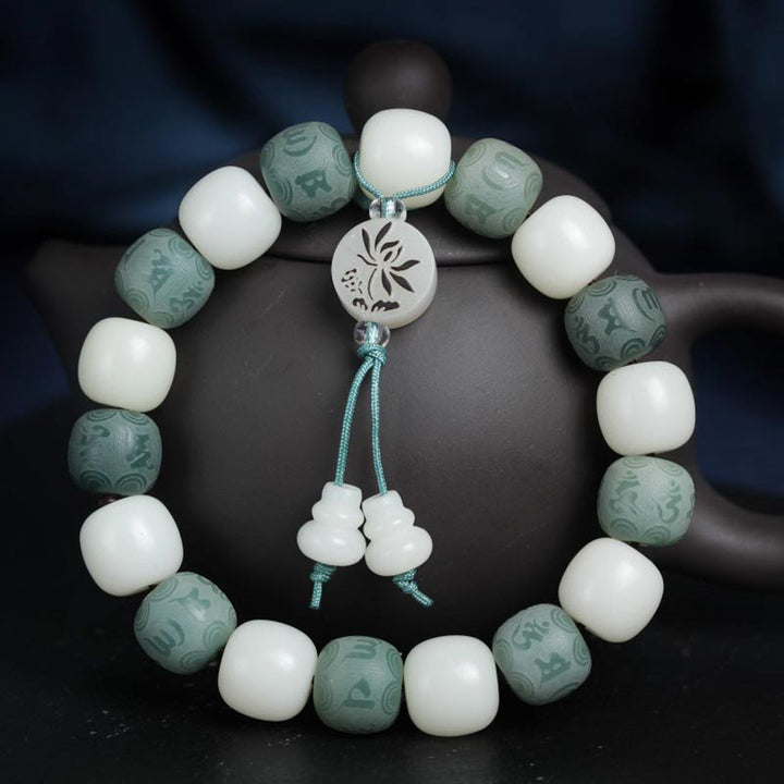 Armband Weiße Jade Bodhi Om Mani auf schwarzem Hintergrund präsentiert elegant
