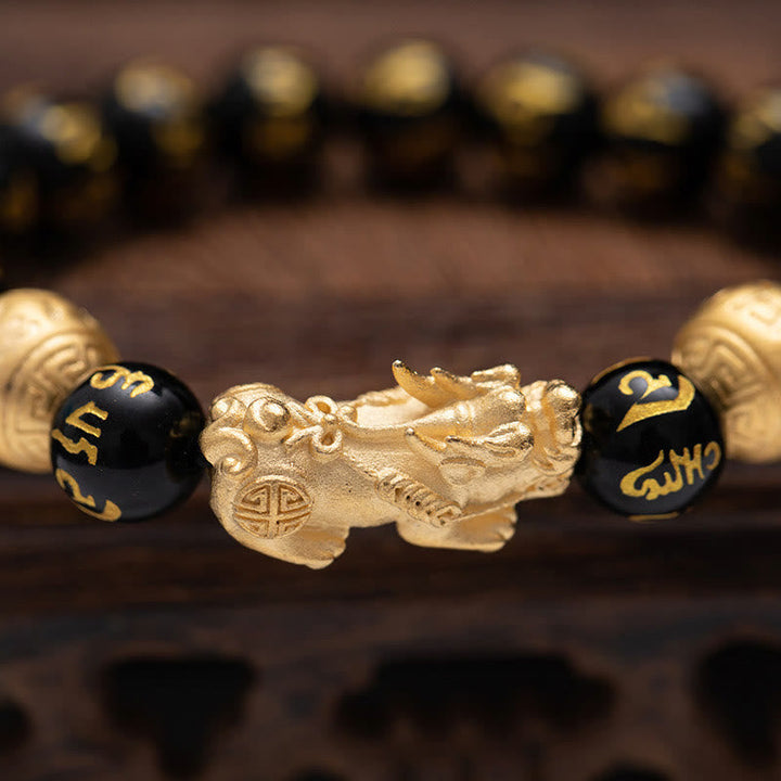 Schwarzes Obsidian Armband mit goldenem Pixiu Anhänger Nahaufnahme