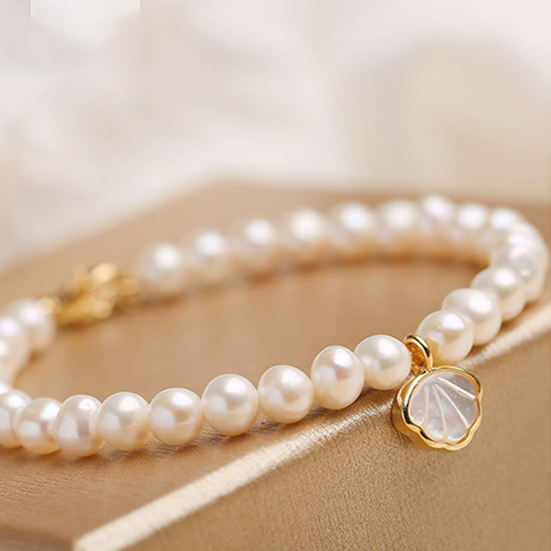Armband Kristall Perle weiß Gold Charm elegant Handgelenk getragen