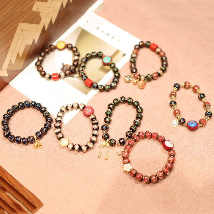 Armband – Wohlstand & Glück aus Perlen in verschiedenen Farben elegant arrangiert.