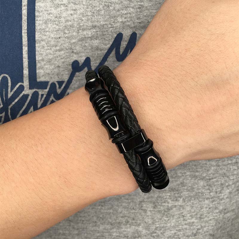 Schwarzes Leder Weave Armband mit Metallverschluss am Handgelenk getragen