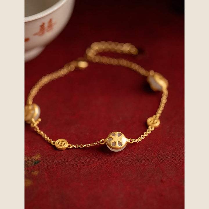 Goldenes Armband mit Jade Glückswolken Anhänger elegant getragen.