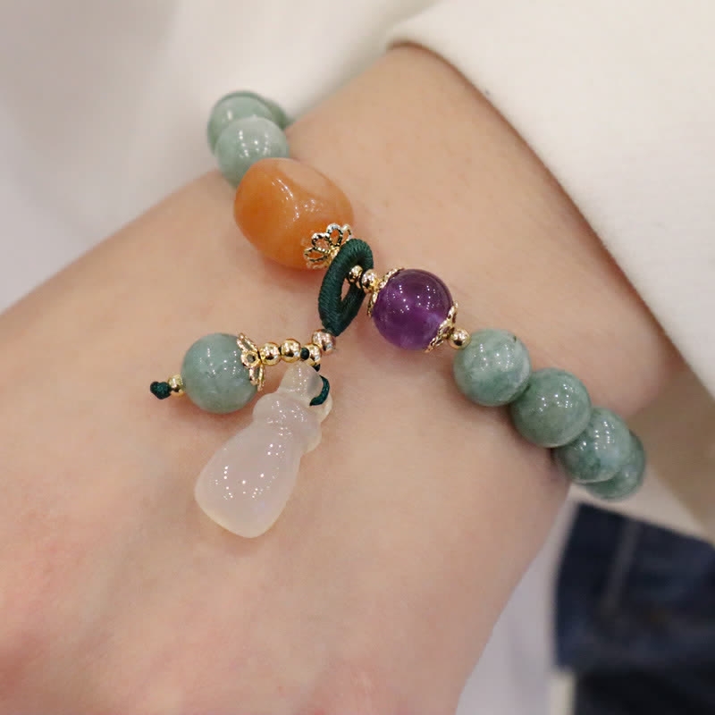 Armband Cyan Jade Amethyst Lotus Heilung Frieden am Handgelenk getragen