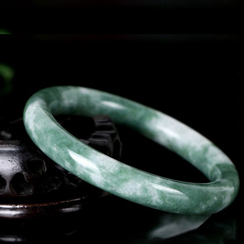 Grünes Jade Armband Armreif Naturstein poliert elegantes Design Glück