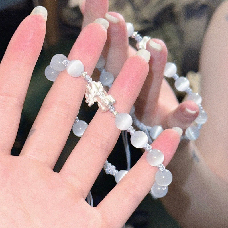 Elegantes Armband aus Kristall und Perlen am Handgelenk getragen.