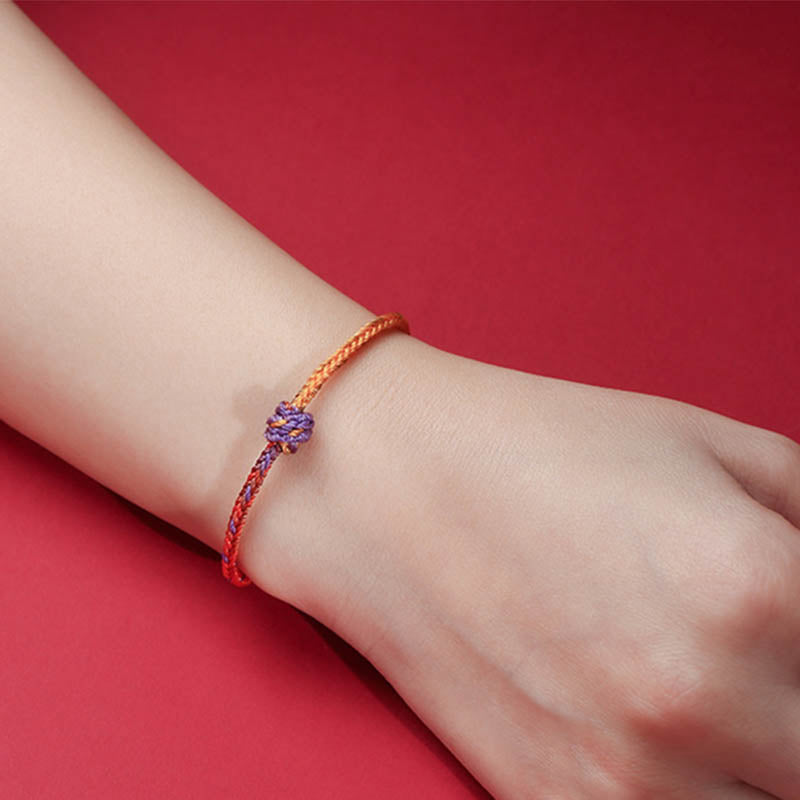 Buntes Armband mit Lila und Rot am Handgelenk getragen elastisch.