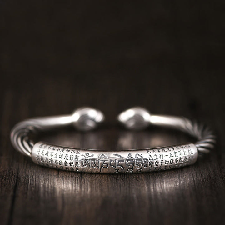 Silbernes Om Mani Padme Hum Armband mit Herzsutra-Gravur Nahaufnahme