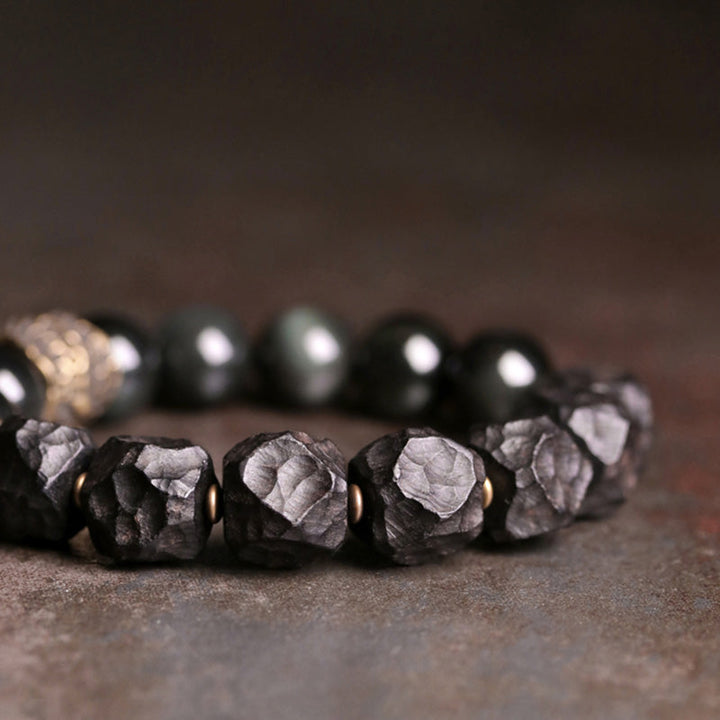 Schwarzer Obsidian Armband mit Kupfer Details elegantes Schmuckstück Nahaufnahme.