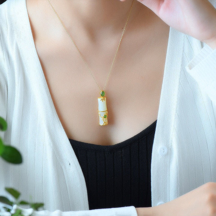 Kette Jade Bambus Heilstein – Schutz & Energie – Bild 4 – Kette Jade Bambus Heilstein grüner Anhänger am Hals getragen