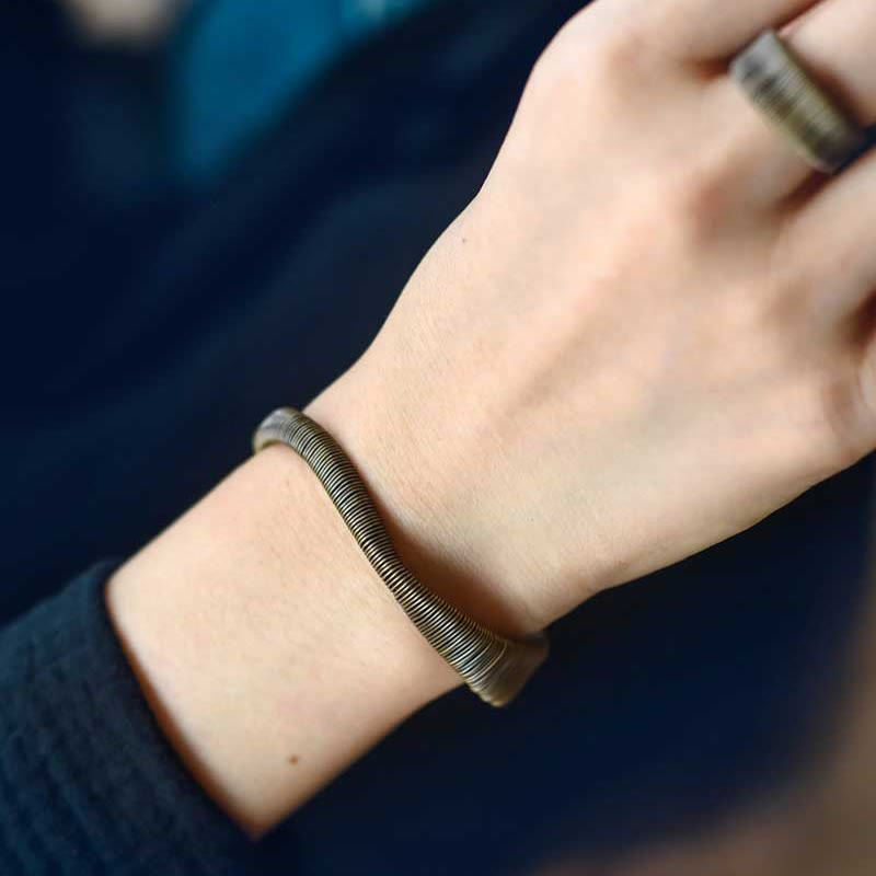 Kupfer Armband mit Spiralendesign am Handgelenk getragen elegant
