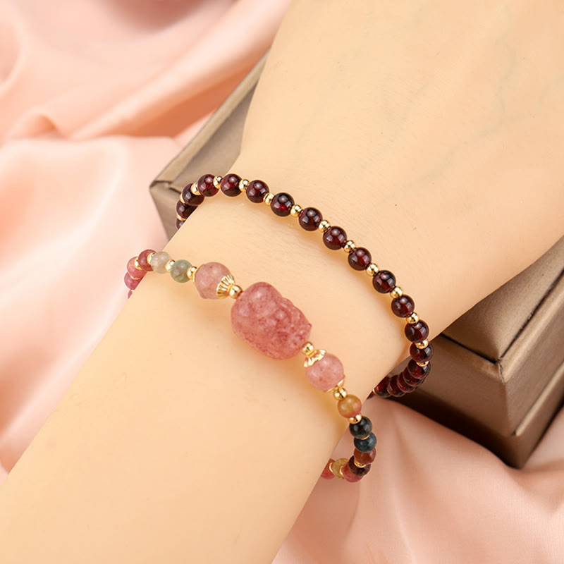 Armband Erdbeerquarz Mondstein mit eleganten Natursteinen am Handgelenk getragen
