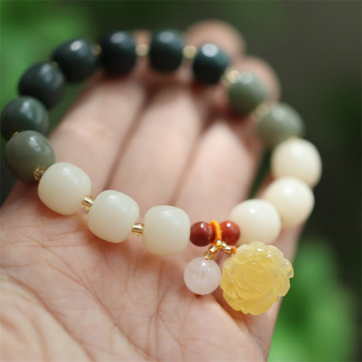 Bodhi Lotus Armband mit weißen Perlen Natursteinen gelber Blüte Hand