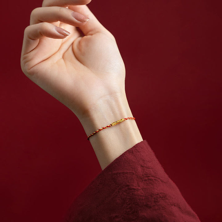 Armband 14K Gold Geflochten Knoten – Glück am Handgelenk getragen rot