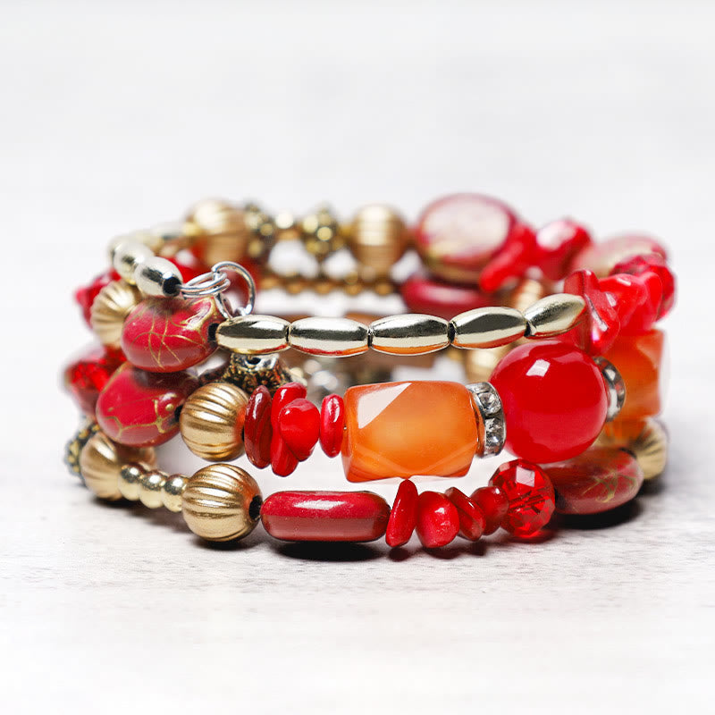 Rotes Achat Armband mit goldenen Perlen Nahaufnahme Flachlage