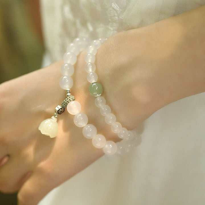 Achat Jade Lotus Armband weiß elegantes Schmuckstück Handgelenk getragen