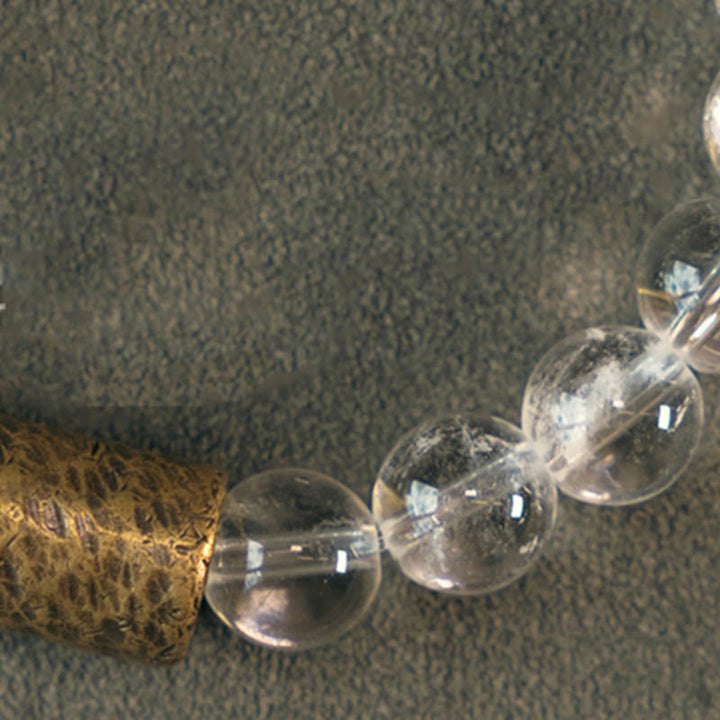 Armband Weißer Kristall – Schutz mit transparenten Perlen am Handgelenk getragen
