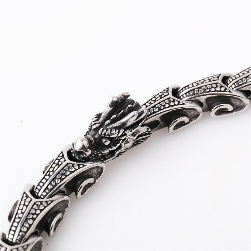 Silbernes Drachen Armband mit detaillierter Gravur Schutzdesign