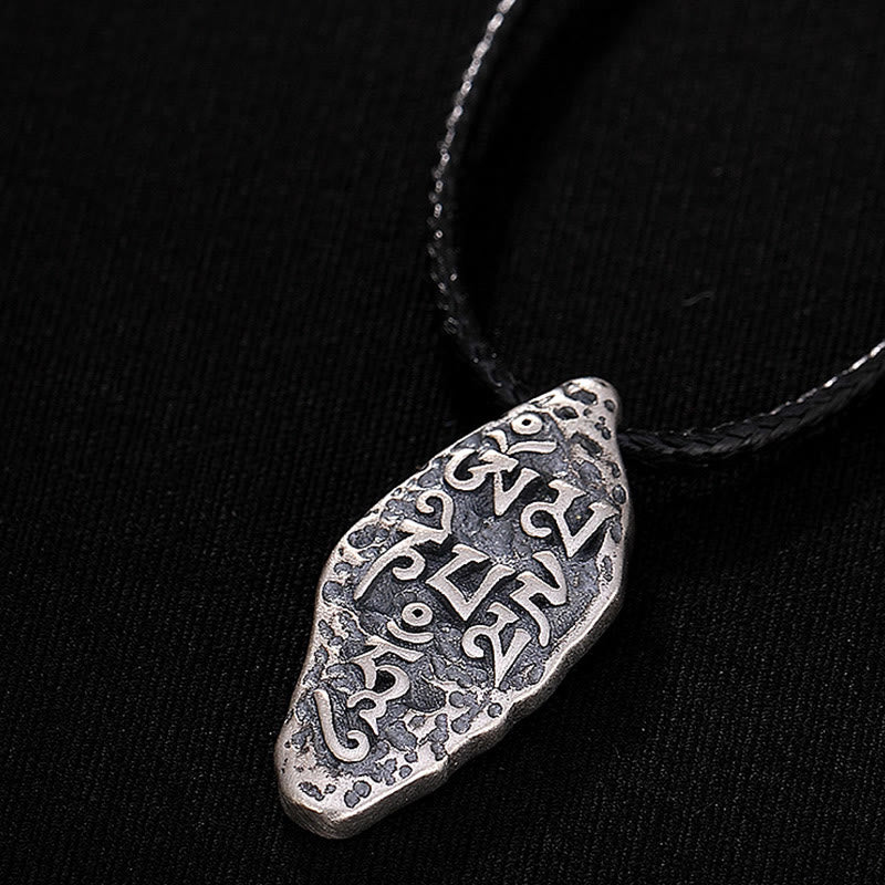 Kette Vajra – Segen – Bild 12 – Silberne Kette Vajra – Segen Anhänger mit ornamentalem Muster getragen