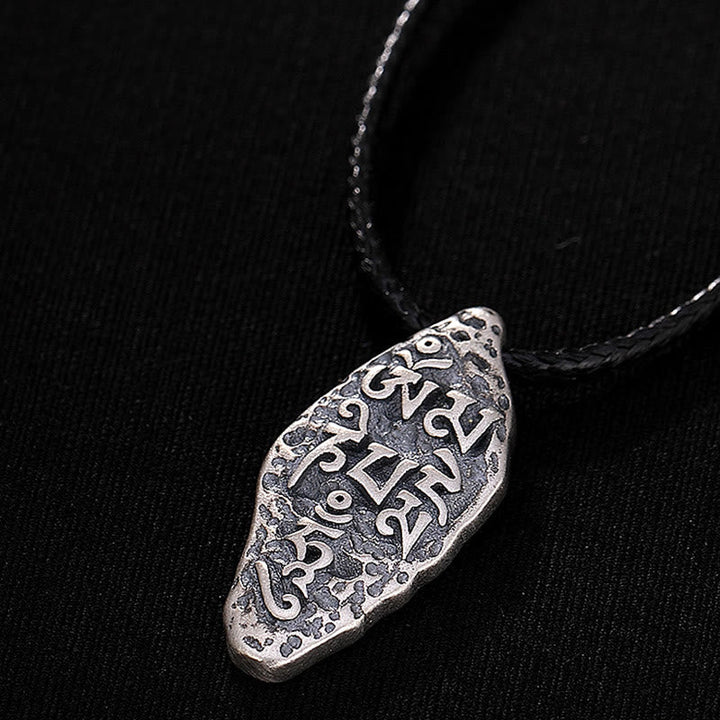 Kette Vajra – Segen – Bild 12 – Silberne Kette Vajra – Segen Anhänger mit ornamentalem Muster getragen