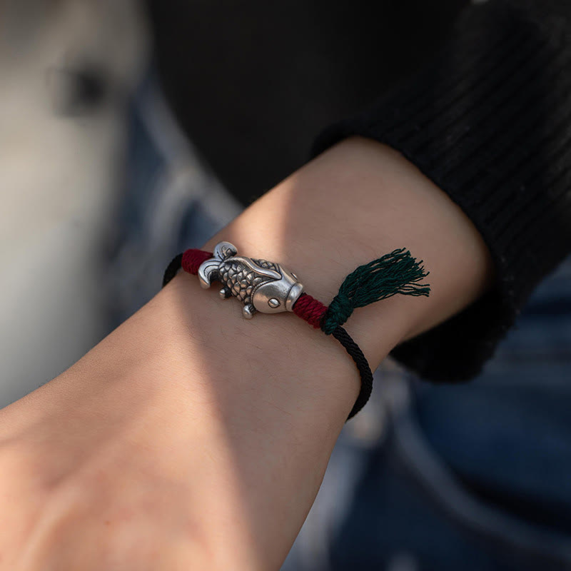 Armband 925 Silber Koi Fisch Glück am Handgelenk getragen rot grün