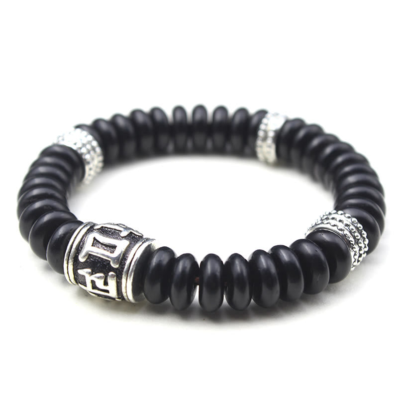 Schwarzes Om Mani Padme Hum Armband mit Silberperlen elastisch getragen