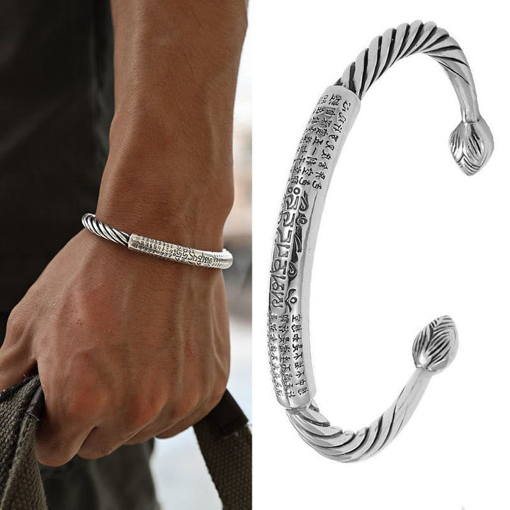 Silber Armband Om Mani Padme Hum Herzsutra am Handgelenk getragen Gravur