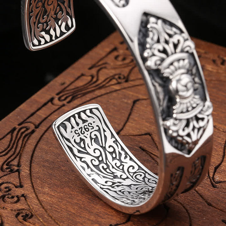 Ornamentales Armband 925 Silber mit Filigranmuster auf Holz.