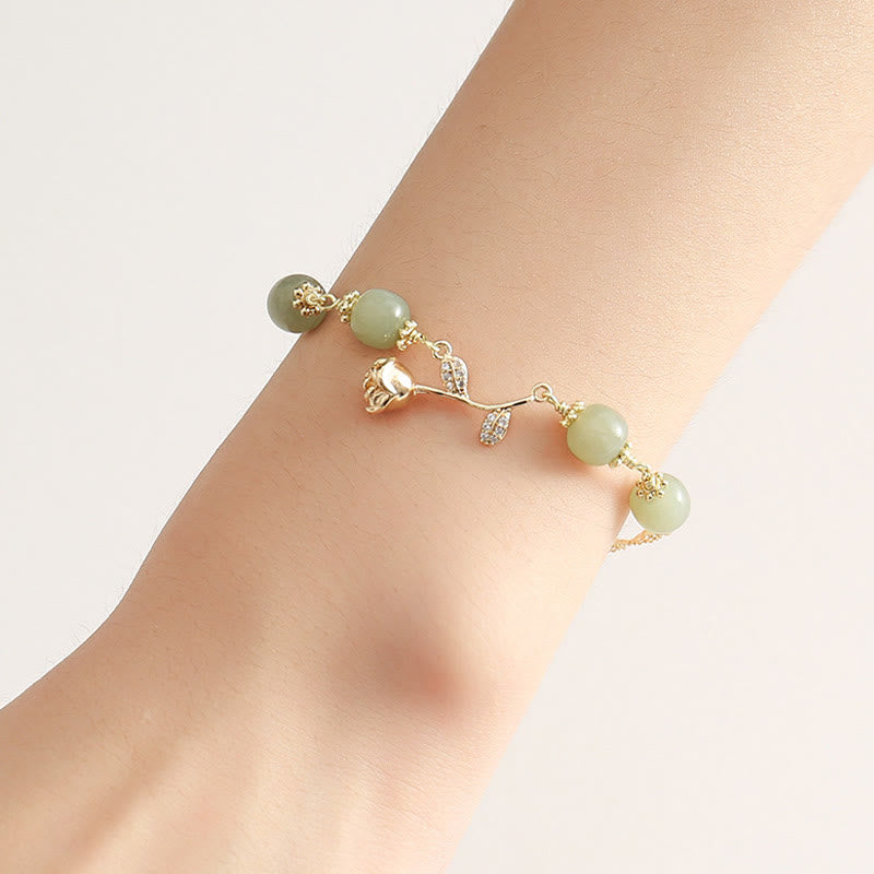 Armband Jade – Glück & Stärke hellgrüne Perlen goldene Verzierungen Handgelenk
