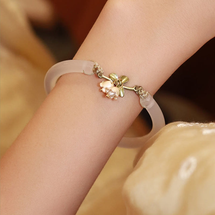 Rosenquarz Armband – Stärke & Glück mit goldfarbenen Perlenanhängern elegant