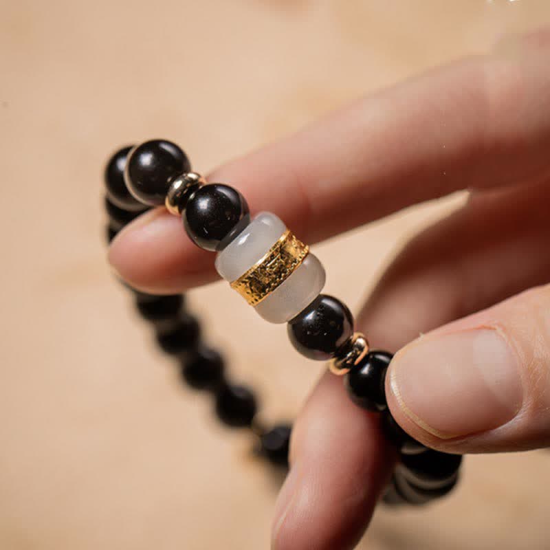 Armband Schwarzer Obsidian Jade Om Mani Padme Hum – Stärke am Handgelenk getragen