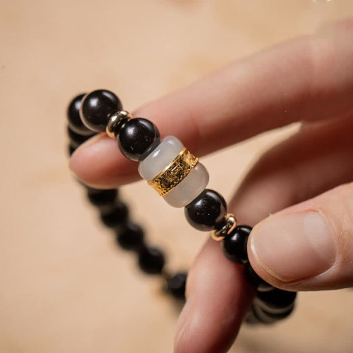 Armband Schwarzer Obsidian Jade Om Mani Padme Hum – Stärke am Handgelenk getragen