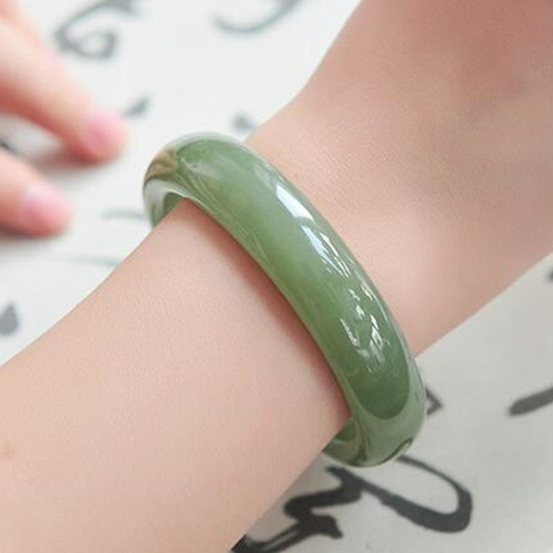 Grünes Jade Armband am Handgelenk getragen poliert glänzend