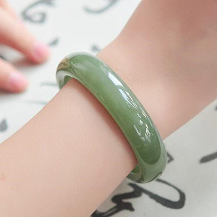 Grünes Jade Armband am Handgelenk getragen poliert glänzend