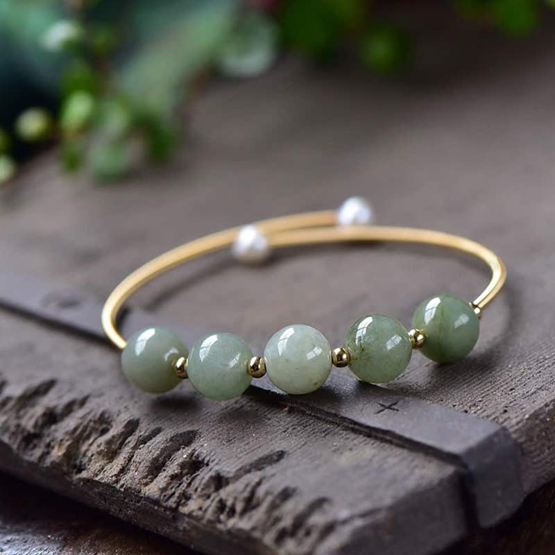 Jade Armband mit grünen Steinen auf Holz Flat Lay Ansicht