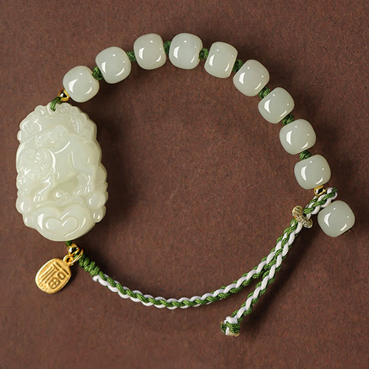 Jadegrünes Armband mit weißen Perlen und Glücksanhänger elegant.