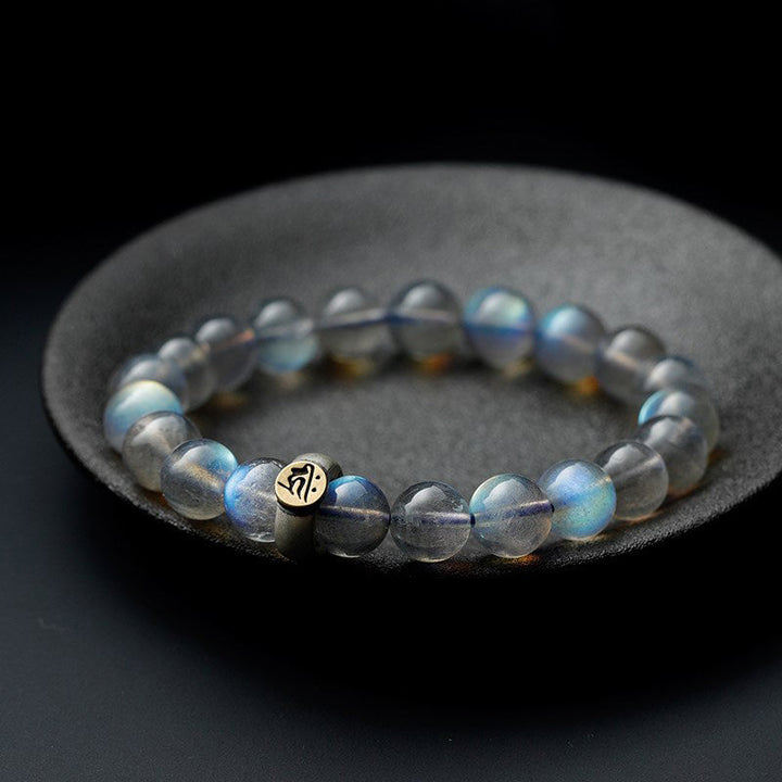 Mondstein Armband mit chinesischem Tierkreis Charm elastisch getragen