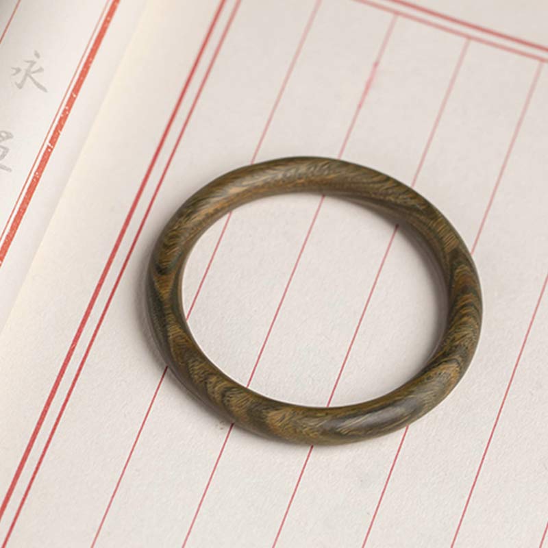 Sandelholz Ebenholz Armband Flachansicht auf liniertem Notizbuch Schutz