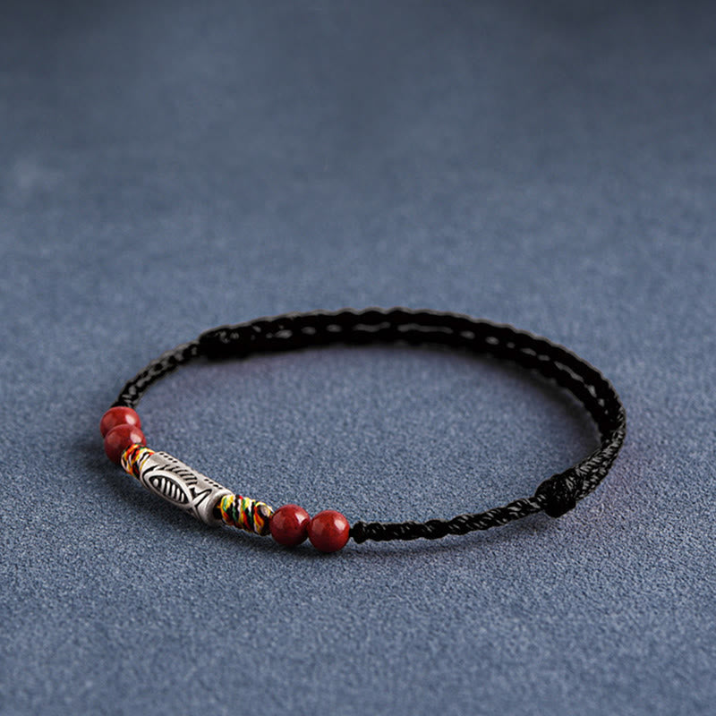 Schwarzes Armband mit roten Perlen und silbernem Zinnober Koi Fisch Anhänger.