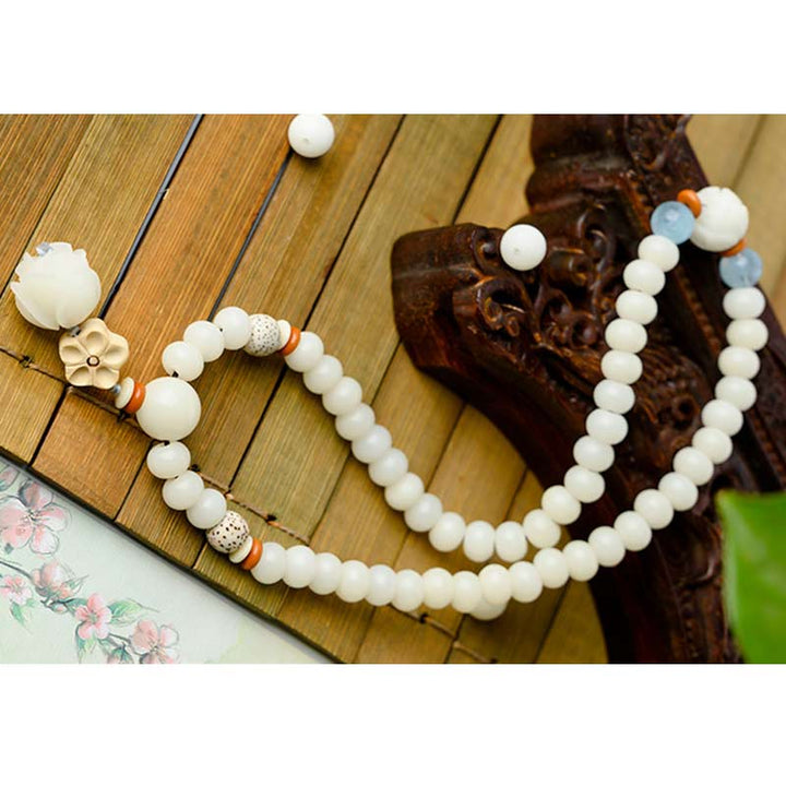 Armband Weiße Jade Bodhi Lotus – Segen mit elastischem Verschluss getragen