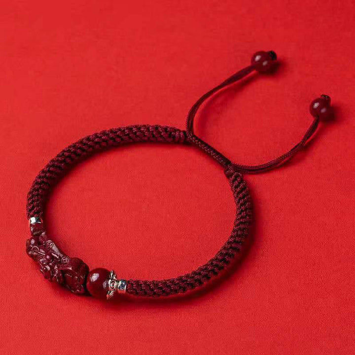 Rotes Armband Zinnober Pixiu – Glück & Wohlstand Flachlage roter Hintergrund