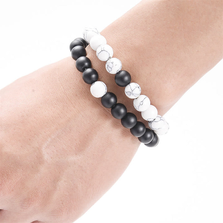 Schwarz weiß Stein Armband Paar elastisch Handgelenk getragen.